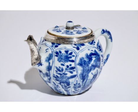 A Chinese blue and white silver-mounted teapot and cover, Kangxi H.: 10,5 cm - L.: 16 cm