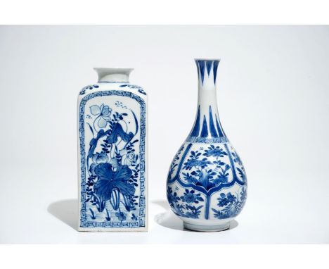 A Chinese blue and white bottle vase and a square tea caddy, Kangxi H.: 20,5 cm