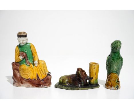 Two Chinese verte biscuit joss stick holders and a model of a parrot, Kangxi H.: 8,5 cm - L.: 6,5 cm - W.: 3,5 cm (the man wi