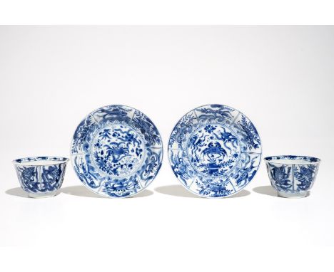 A pair of Chinese bleu and white cups and saucers with crabs and fish, Kangxi H.: 5 cm - Dia.: 7,5 cm (cup)Dia.: 13 cm (sauce