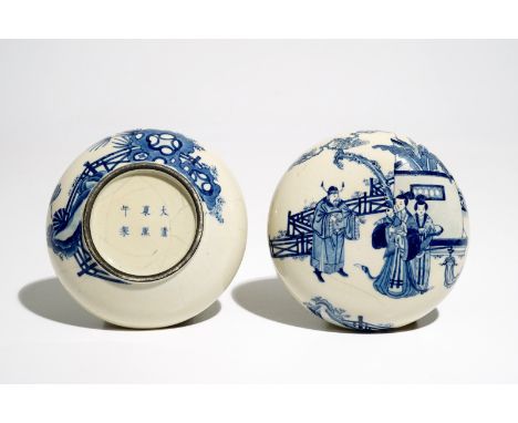 A round Chinese blue and white soft paste box and cover, Kangxi mark, 19th C. H.: 5,5 cm - Dia.: 13,5 cm