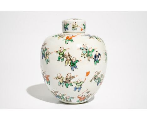 A small Chinese famille verte lidded jar with "100 boys", Kangxi mark, 19th C. H.: 13,5 cm - Dia.: 11 cm 
