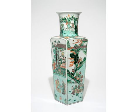 A tall Chinese square famille verte vase, Kangxi mark, 19th C. H.: 72,5 cm