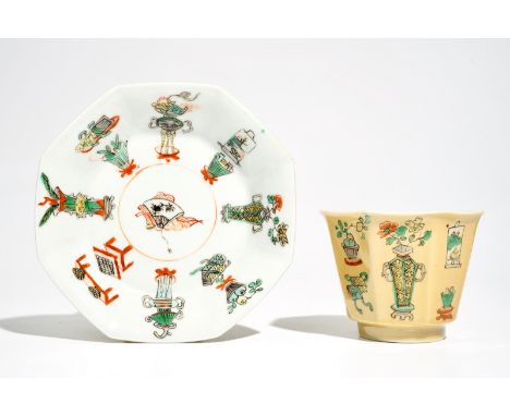 A Chinese famille verte café au lait-ground cup and saucer, Kangxi H.: 6 cm - Dia.: 7,5 cm (cup)Dia.: 11,5 cm (saucer)