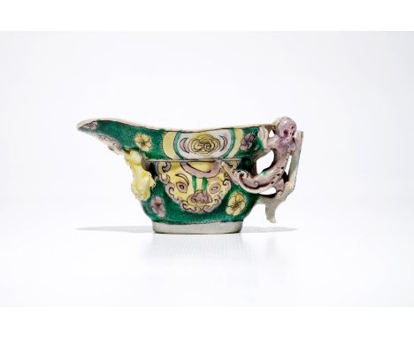 A Chinese famille verte libation cup, Kangxi H.: 5 cm - L.: 10,5 cm
