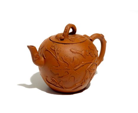 A Chinese Yixing teapot with applied squirrels and vines, Kangxi H.: 9,5 cm - L.: 14 cm