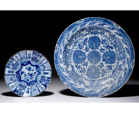 A Chinese blue and white lotus charger and a raak-style plate, Kangxi Dia.: 36,5 cm (the large dish)
