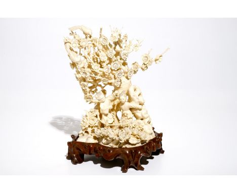 A Chinese carved ivory group of playing children, 2nd quarter 20th C. 25 x 19,5 x 16 cm (incl. stand)21,5 x 20 x 14 cm (excl.