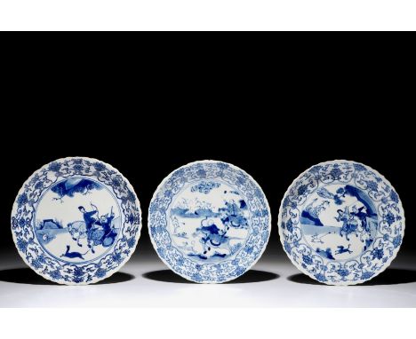 Three Chinese blue and white fluted plates with a Mongolian hunting scene, Chenghua marks, Kangxi Dia.: 20 cm