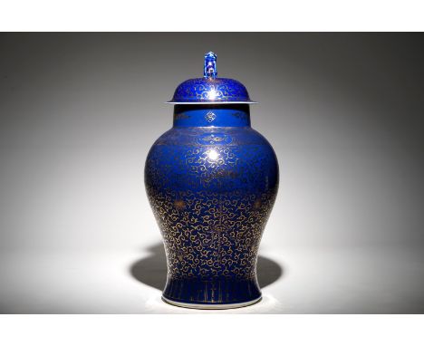 A Chinese vase and cover with gilt design on powder blue-ground, Kangxi mark, prob. 19/20th C. H.: 44,5 cm