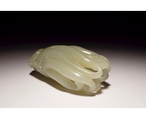 A Chinese pale celadon jade model of a Buddha hand, 19/20th C. Dim.: 7 x 4 x 2,5 cm