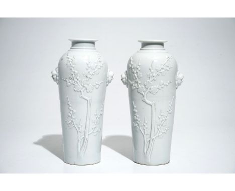 A pair of Chinese Dehua blanc de Chine vases with applied prunus branches, Kangxi H.: 21,5 cm