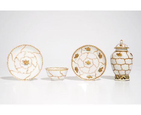 A Chinese tea caddy, a cup and two saucers with gilt design, Yongzheng/Qianlong H.: 3,5 cm - Dia.: 7,5 cm (cup)Dia.: 11,5 cm 