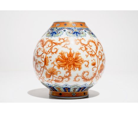 A Chinese doucai and iron-red flower scroll vase, Qianlong mark, 20th C. H.: 14,5 cm - Dia.: 13 cm