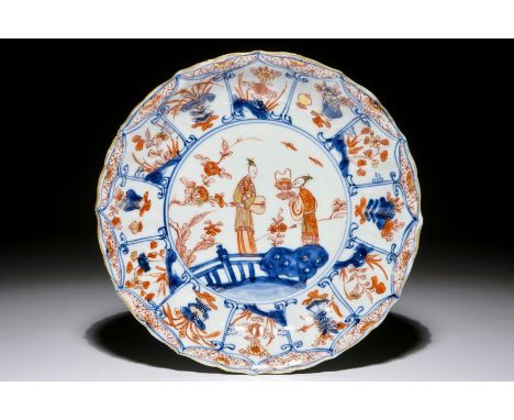A Chinese Imari style plate with ladies in a garden, Kangxi Dia.: 22 cm