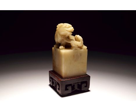 A Chinese jade stamp with Buddhist lion, 19/20th C. Dim.: 10 x 5 x 5 cm (incl. base)