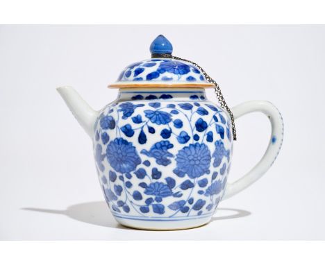 A Chinese blue and white teapot with floral design, Kangxi H.: 13,5 cm