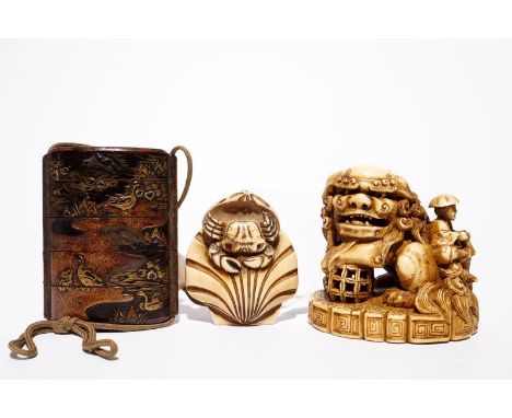 A Japanese laquer inro with ivory netsuke and agate ojime, and a Buddhist lion netsuke, Meiji/Taisho Dim.: 6 x 6 x 5,5 cm (th