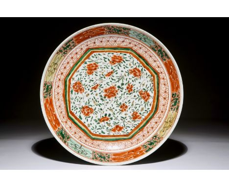 A Chinese wucai charger with floral design, Kangxi Dia.: 35,5 cm