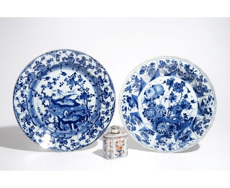 Two Chinese blue and white chargers and a silver-mounted Imari style tea caddy, Kangxi/Qianlong Dia.: 38,5 cm (the largest di