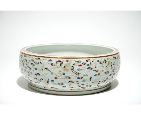 A Chinese famille rose basin with cranes, Guangxu mark, 20th C. H.: 10,5 cm - Dia.: 29 cm