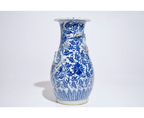 A Chinese blue and white lotus scroll vase, 19th C. H.: 35,5 cm