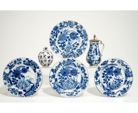 Four Chinese blue and white plates, a silver-mounted jug and a small covered jar, Kangxi H.: 13,5 cm (the jug) - Dia.: 16 cm 
