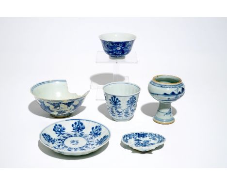 Various Chinese blue and white bowls and a cup and saucer, Ming, Kangxi and Qianlong H.: 9,5 cm (the stemcup)