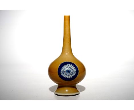 A Chinese blue and white on café au lait-ground sprinkler, Kangxi H.: 17 cm