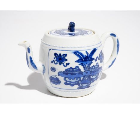 A Chinese blue and white teapot and cover with antiquities, Kangxi H.: 11 cm - L.: 17,5 cm