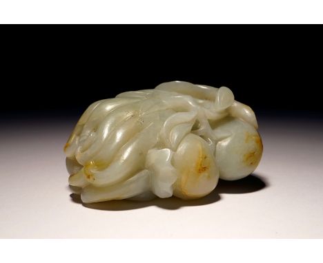 A Chinese mottled jade model of a Buddha's hand, 19th C. Dim.: 2,5 x 7 x 5 cm