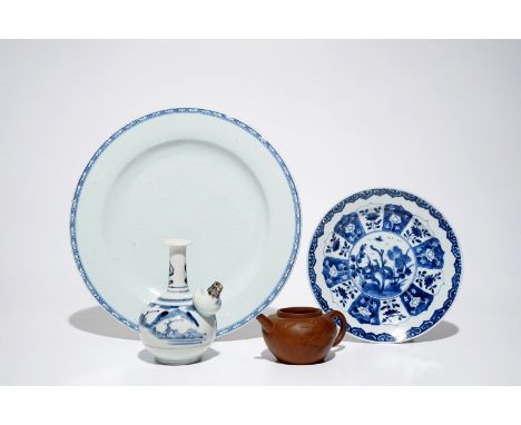  A Chinese Yixing stoneware teapot, two blue and white plates and a silver-mounted kendi, Kangxi/Qianlong Dia.: 32 cm (the pl