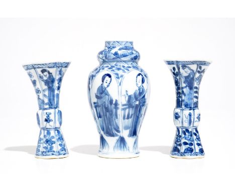 Three small Chinese blue and white Long Eliza vases, Kangxi H.: 11,5 cm