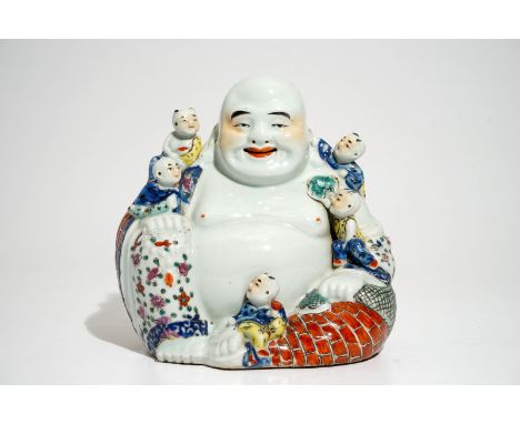 A large Chinese famille rose model of Buddha with playing boys, 19/20th C. H.: 25,5 cm - L.: 25 cm - W.: 14,5 cm