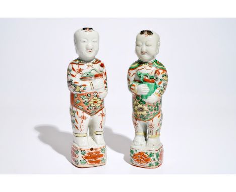 A pair of Chinese famille verte figures of Hehe Er Xian brothers, Kangxi H.: 28,5 cm