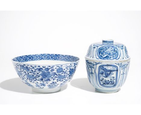 A Chinese blue and white kraak porcelain covered bowl, Wanli, and a floral bowl, Kangxi H.: 9,5 cm - Dia.: 20,5 cm (the Kangx