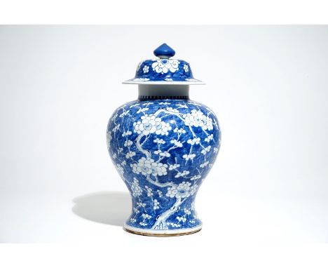 A Chinese blue and white baluster vase and cover with prunus on cracked ice, Kangxi H.: 42,5 cm