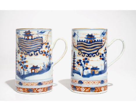 A pair of Chinese Imari mugs with landscape design, Kangxi H.: 18 cm