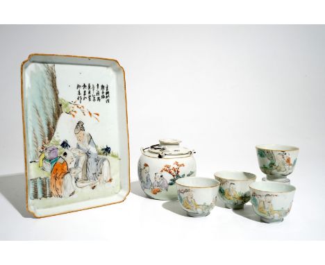 A Chinese qianjiang cai tea set with figural design, 19/20th C. Dim.: 10,5 x 10,5 cm (the teapot) Dim.: 25 x 18,5 cm (the tra