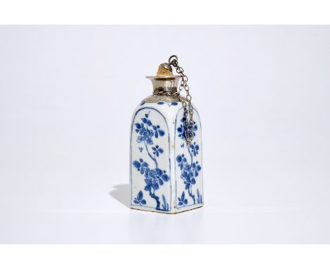 A square Chinese blue and white silver-mounted flask, Kangxi H.: 13,5 cm