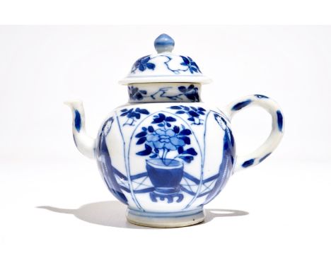 A Chinese blue and white Long Eliza teapot, Yu mark, Kangxi H.: 9,5 cm