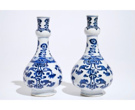 A pair of Chinese blue and white bottle vases, Kangxi H.: 21 cm