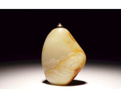 A Chinese brown jade snuff bottle with landscape design, 19/20th C. Dim.: 8,5 x 6,5 x 2,5 cm