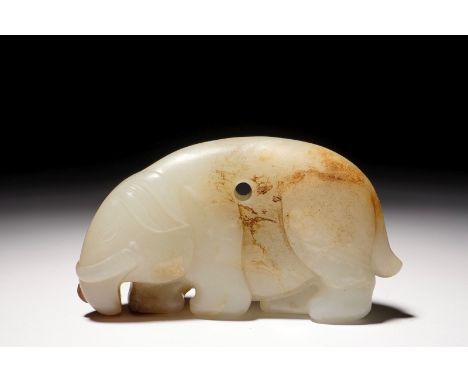 A mottled jade carving of an elephant, 19th C. Dim.: 4,3 x 7,5 x 2 cm  Pierced for hanging as a pendant.