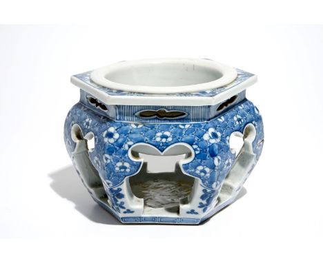 A Chinese blue and white hexagonal tea cup basin or kensui with prunus on cracked ice, Kangxi H.: 13 cm - L.: 19,5 cm - W.: 1