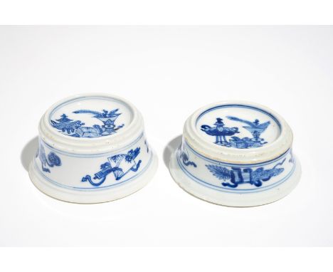 A pair of round Chinese blue and white salts, kangxi H.: 3 cm - Dia.: 8,5 cm