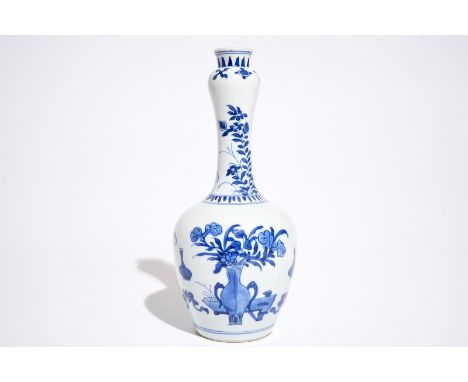 A Chinese blue and white garlic-head bottle vase, Kangxi H.: 26 cm