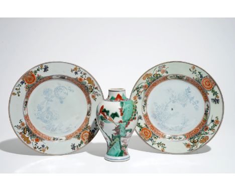 A Chinese famille verte vase and a pair of plates, Kangxi H.: 16 cm (the vase) Dia.: 22 cm (the plate)