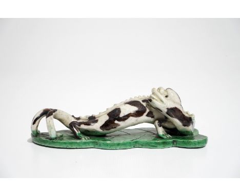 A Chinese verte biscuit model of a dragon on an artemisia leaf, Kangxi H.: 4,5 cm - L.: 13 cm - W.: 5 cm