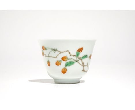 A Chinese famille verte cup with goji branches, Kangxi mark, 19/20th C. H.: 4,5 cm - Dia.: 6,5 cm